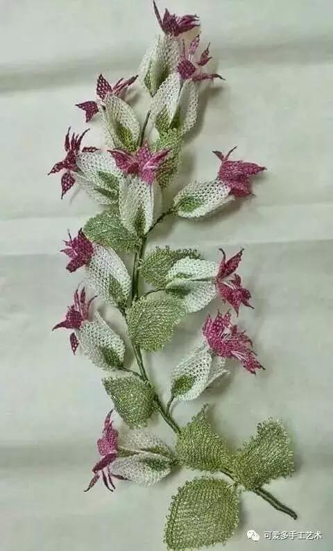 只是用针穿上了线不断绕圈打结，做出来的仿真花竟然比钩的还好看