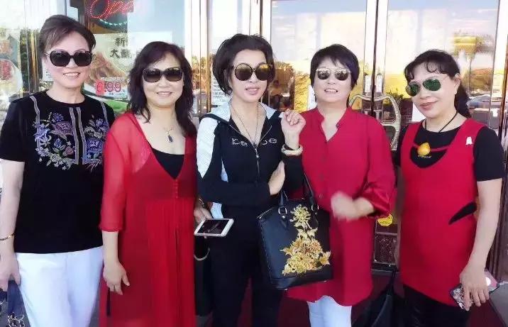 赵薇用的包包牌子,李小璐和赵薇现在怎么样了