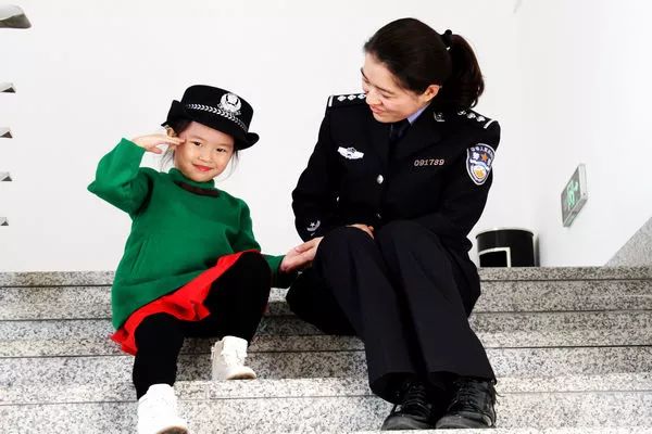 给警察发自拍,发警察服自拍照文案