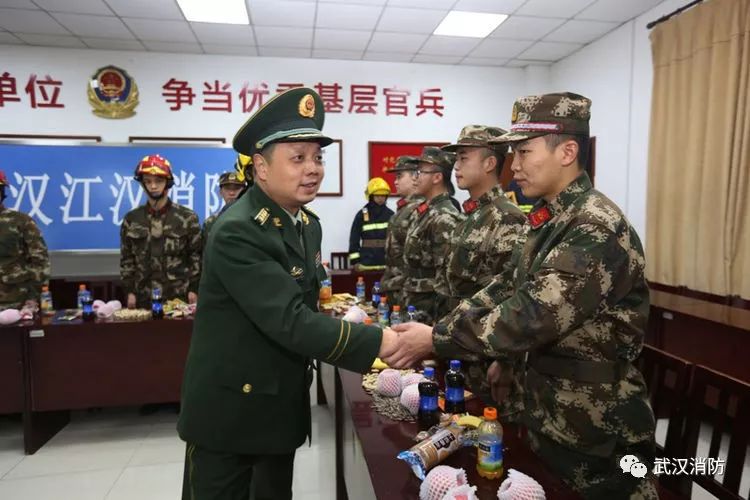 郑西副总队长带队开展跨年夜夜查行动并看望慰问基层官兵