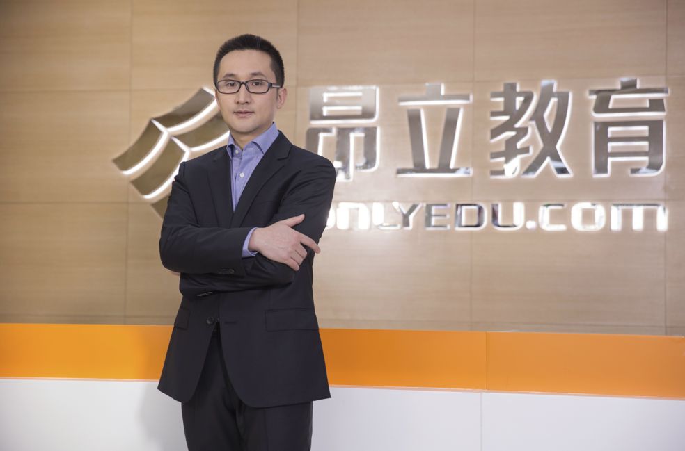 这个崇明人,从小就是学霸,后来创立了一家著名的教育培训机构