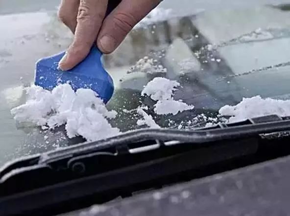 雪天车玻璃冻住如何解冻,雪天车挡风玻璃结冰怎么办视频