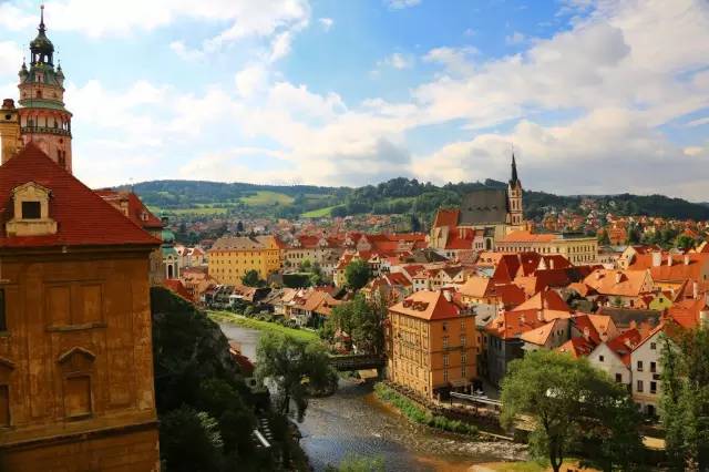 恋与制作人伴你身边,恋与制作人在你身边选谁比较好