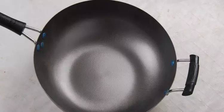 新铁锅生锈怎么开锅不生锈不粘锅,铁锅生锈处理方法让铁锅永不生锈