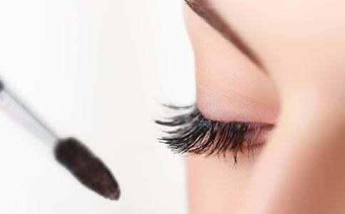 新手睫毛膏怎么画才简单又好看,长睫毛膏的正确使用方法