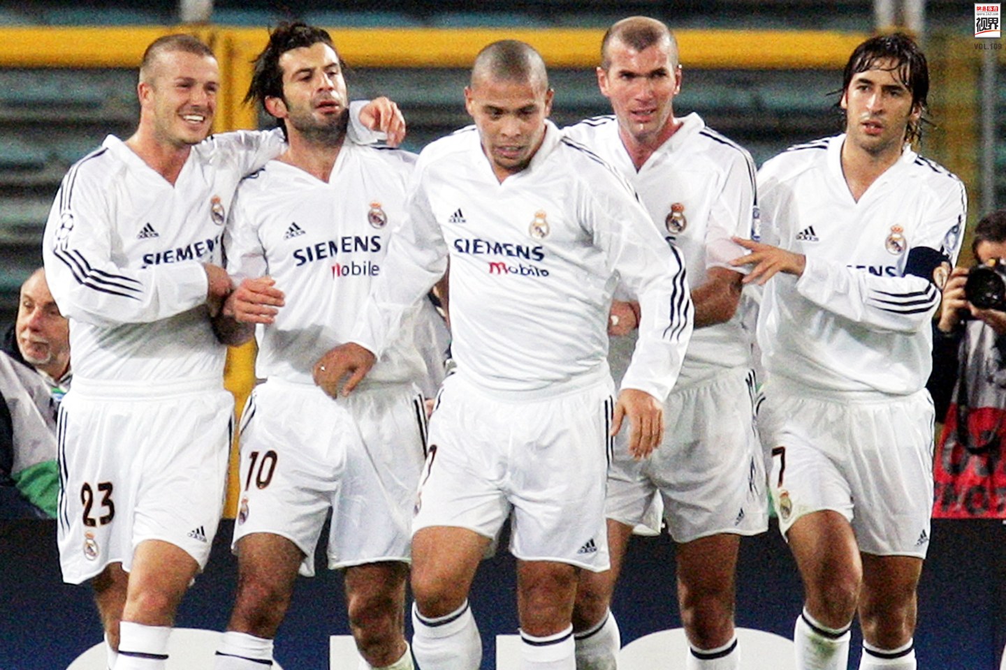 劳尔7号球衣交给罗纳尔多,劳尔把7号球衣给了罗纳尔多