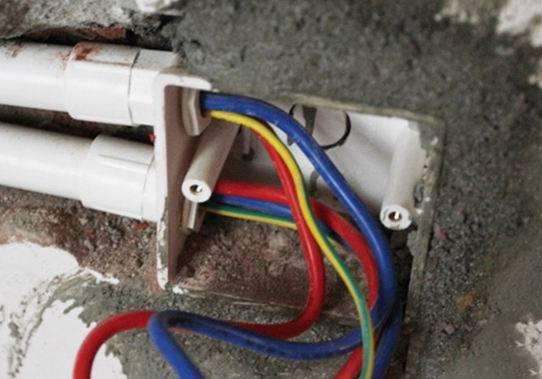 家里插座底盒脱落有什么解决办法,家里的插座如何安装才不容易松动