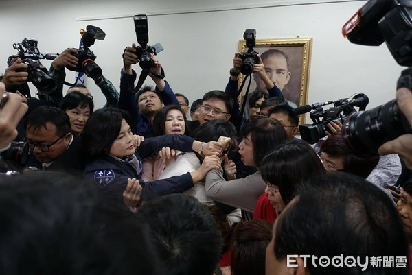 夜宿“立法院”铁链锁大门蔡英文果真会度日如年？