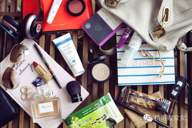 女孩子的包里到底装有什么,女人的包里都装什么