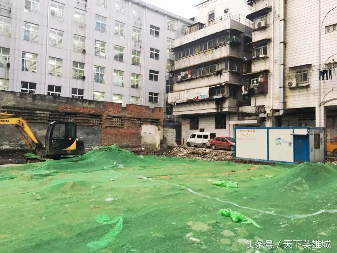 短短一条三百米的街，竟让人从白天走到黑夜……