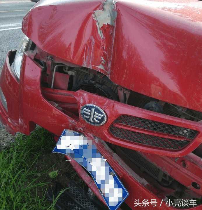 女司机驾车撞路边栏杆,女司机骑电动车撞路边