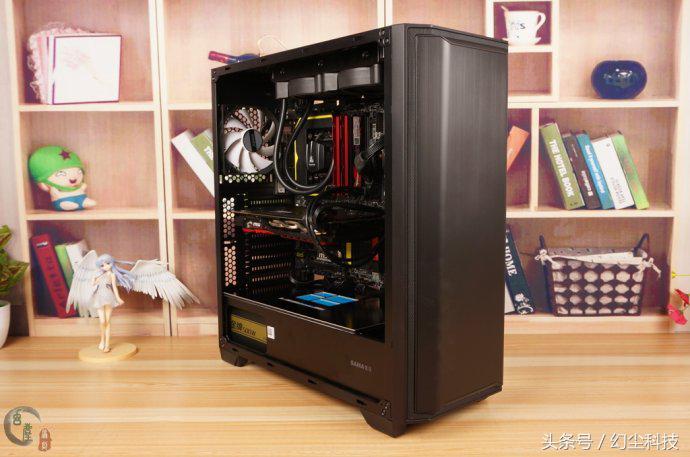 个性的机箱是越来越多了，这款机箱竟然加入了DIY画板功能