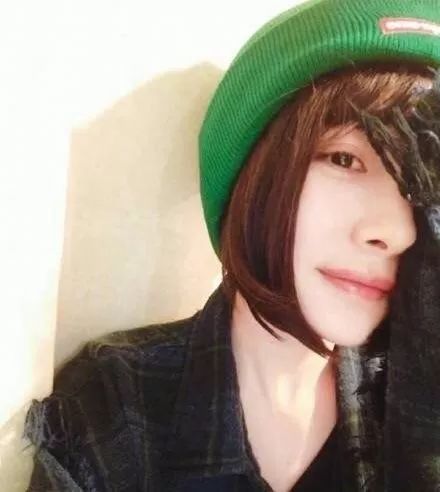 杨幂戴假发和张大大滑冰,杨幂发量少戴假发