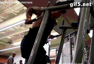 胸肌训练如何收紧胸肌,胸肌大训练方法健身房