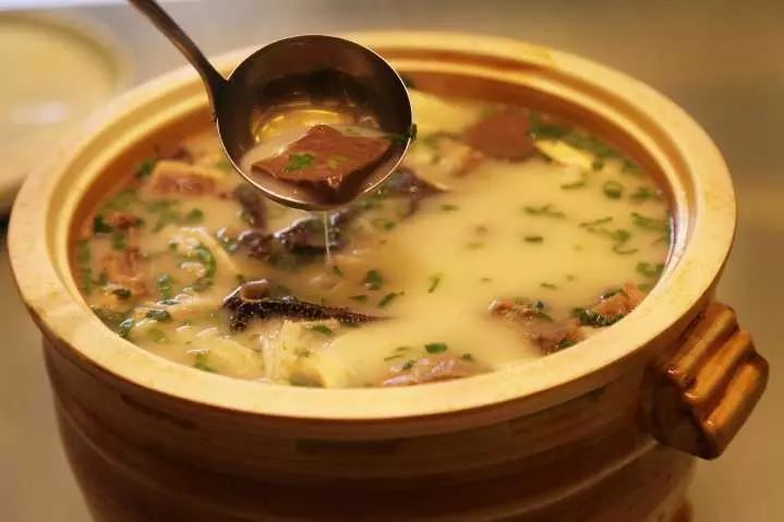 惊了！大胃美少女在建国北路的罗森吃掉一根Dior变色唇膏！