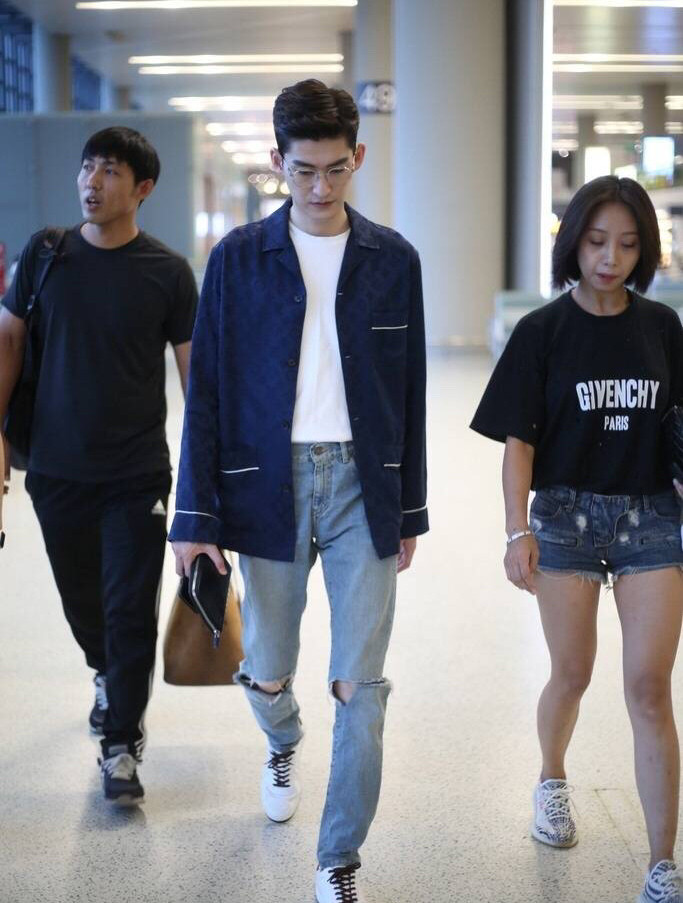 张翰不带助理,主动帮陌生人提箱子,不听导游劝阻,脾气还挺倔