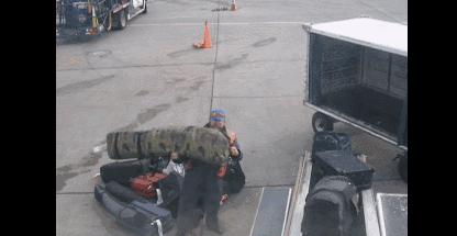 美女血拼五个Coach包带回国,然而,打开行李的一瞬间,啥都没了