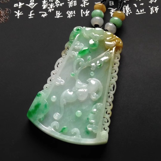 女人戴什么样式的黄金吊坠寓意好,项链吊坠款式是花形代表什么寓意