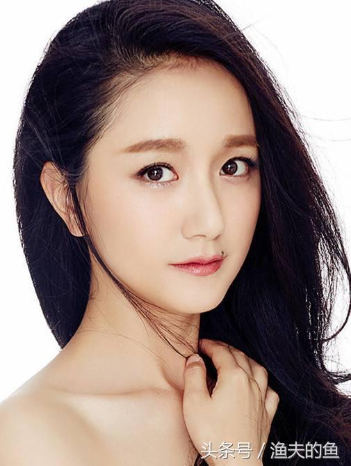 她是经典的“小泥巴”，默默演戏的灵动系演员！