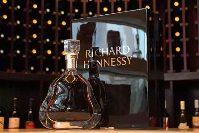 lv是用的什么皮做的,lv是布的还是皮的