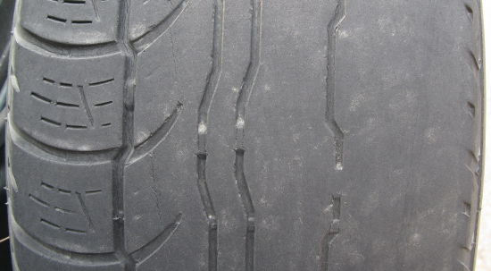 汽车轮胎被割还是划破怎么区分,轮胎侧边划破漏气了必须换胎吗