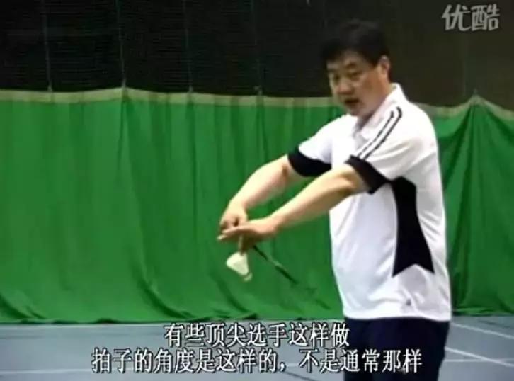 羽毛球双打接发球握拍姿势,羽毛球双打发球时站位