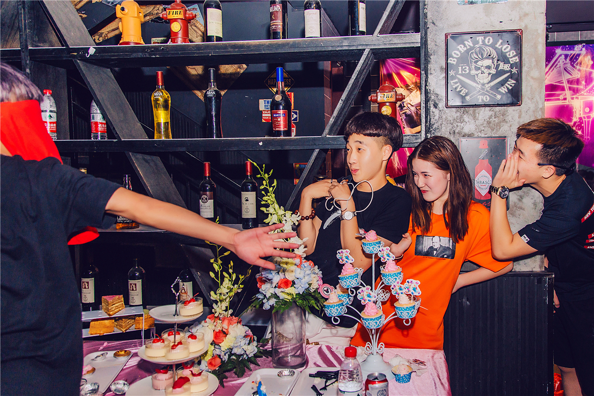 过年了该和朋友聚会了,马上就过年了心里特别难过