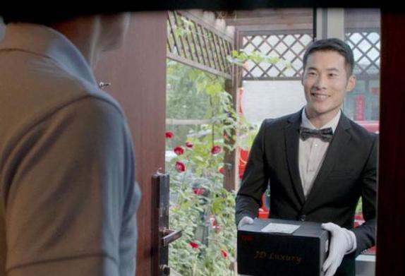 开汽车、穿西装的京东快递服务，能否为奢侈品正名，网友：够呛！