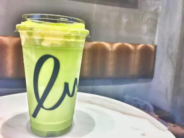 广州奶茶店被挤爆,奶茶店被挤爆