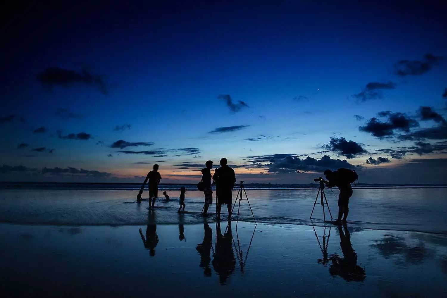 在全球最美夕阳面前，一口喝下巴厘岛的限量蓝！