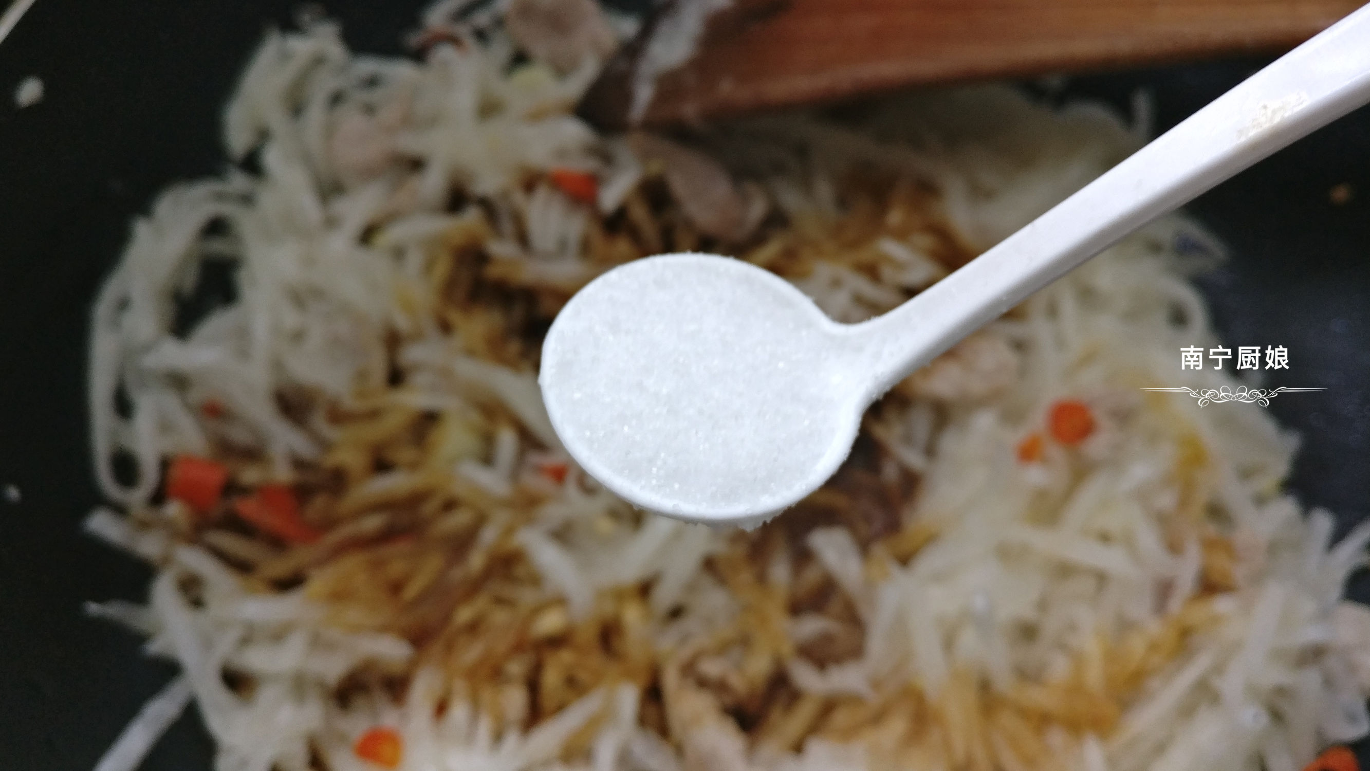 冬天干燥嘴唇容易开裂出血，常吃这蔬菜可有效缓解，好吃还不贵！