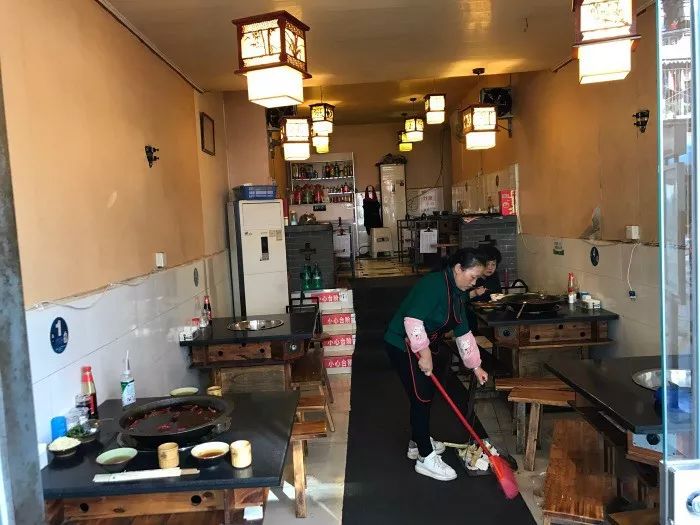 这些不好找的苍蝇火锅,是每个成都人火锅记忆的起点