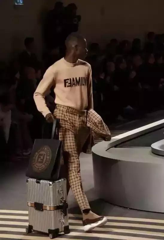 米兰时装周惊艳作品,米兰时装周高燃片段