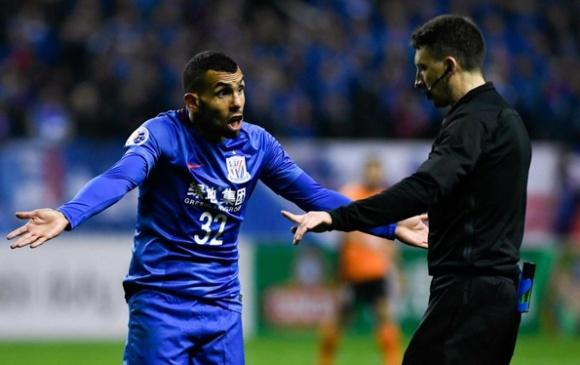 都是足坛浪子,小罗留下一段段传奇!他,留下一滩滩唾弃!