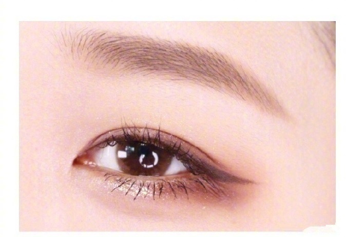 日常大地色眼妆画法，提升气质只要“轻轻一抹”就OK了