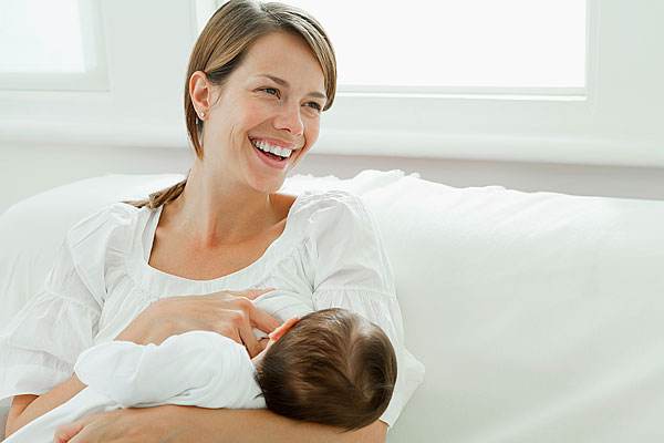 母乳有几种颜色,母乳出现白色物质