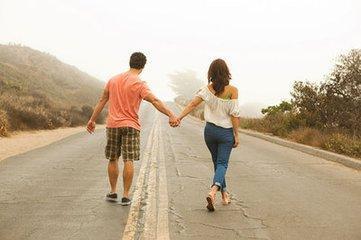 怎样牵女孩子的手最自然,教你一招牵到女孩的手