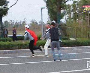 鹿晗踢球实力,网友偶遇鹿晗视频