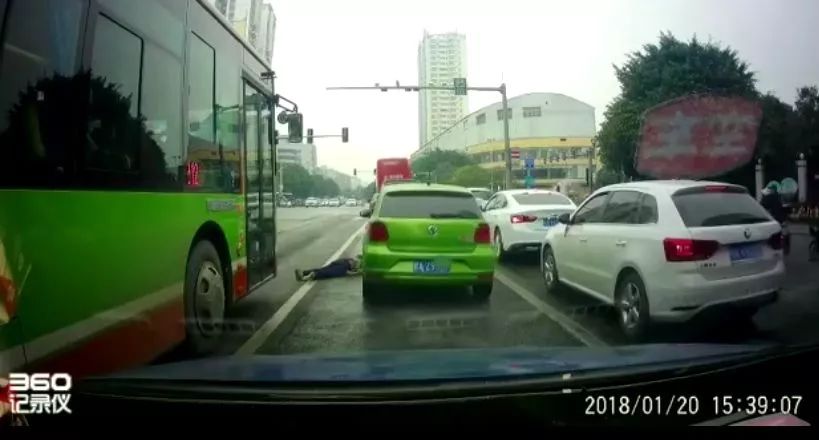 电动车撞到人逃跑算不算肇事逃逸,开电动车撞到人因惊吓逃逸