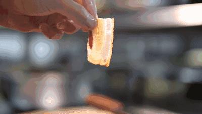 把腊肉烧得滋滋冒油,腊肉在锅里煮闻不到腊肉的味道