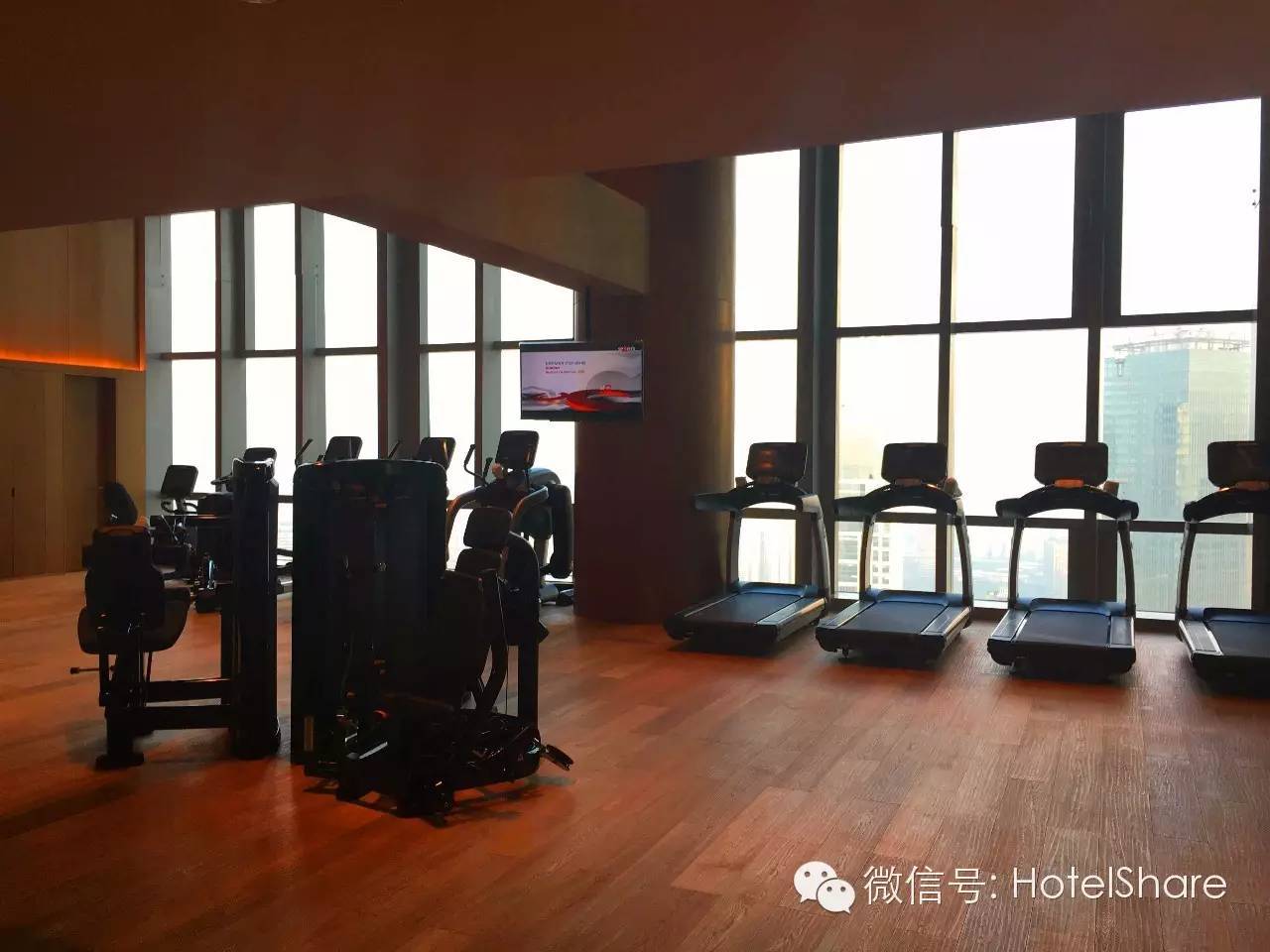 63楼泳池望月、70楼酒吧摘星，广州柏悦|探店首发