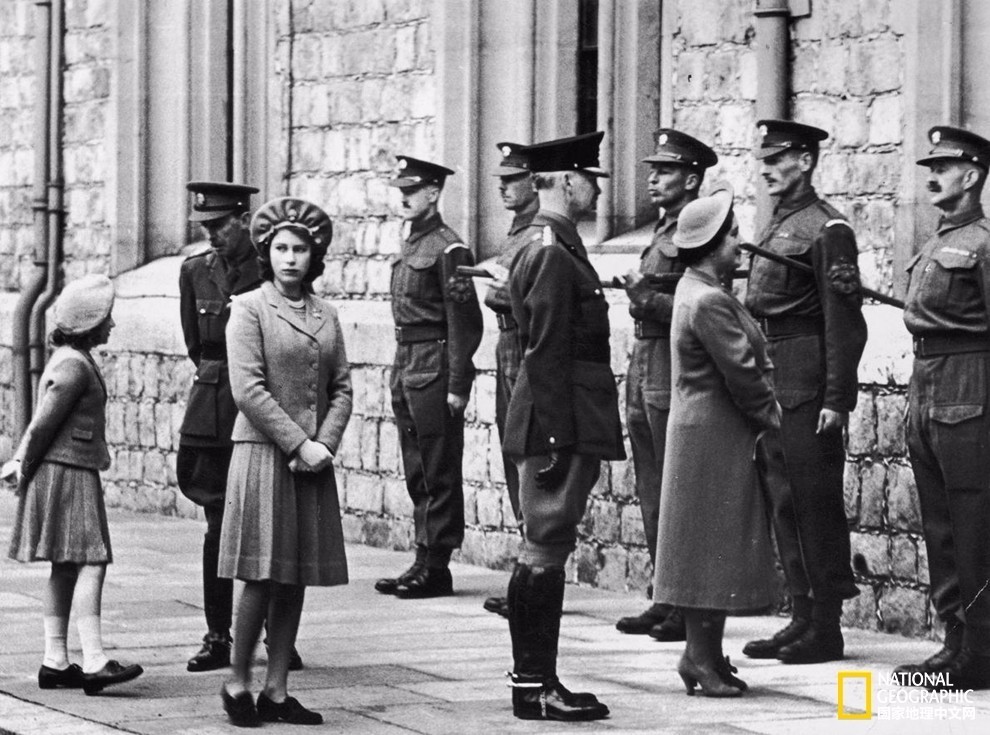 伊丽莎白女王二世从0岁到82岁,超长待机英国女王