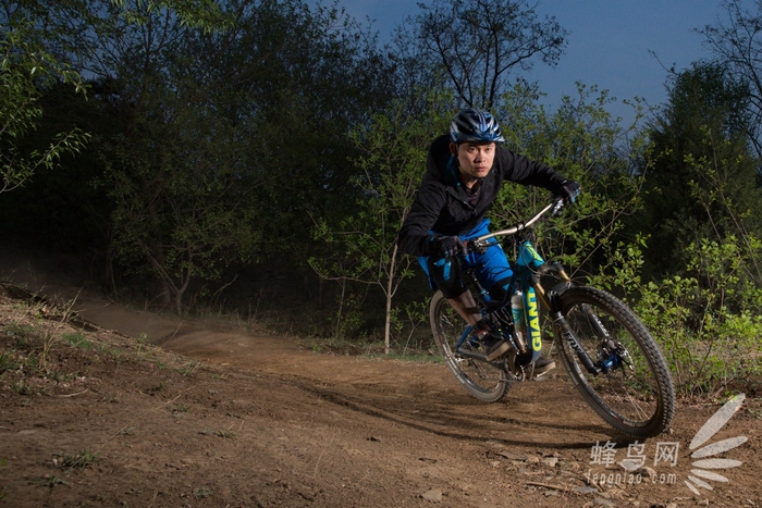 神牛ex600外拍灯用的什么型号电池,雷神之锤降临