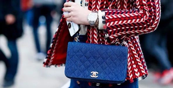 手表该怎么搭配金属表带好看 (老款手表戴出时尚)