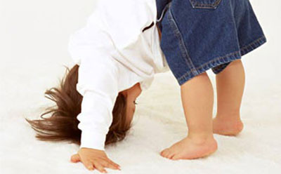 婴儿容易撞邪,宝宝一生气就自己撞头怎么回事呢