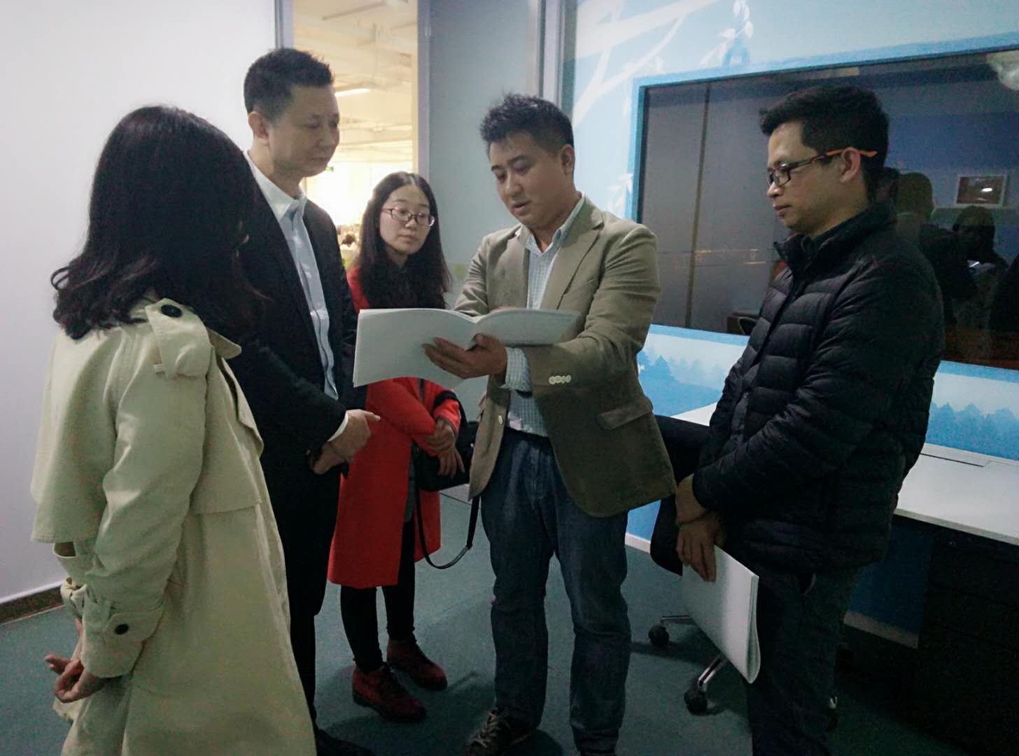 深圳德真科技邀南方教育装备创新产业城参观深圳用户体验创新成果