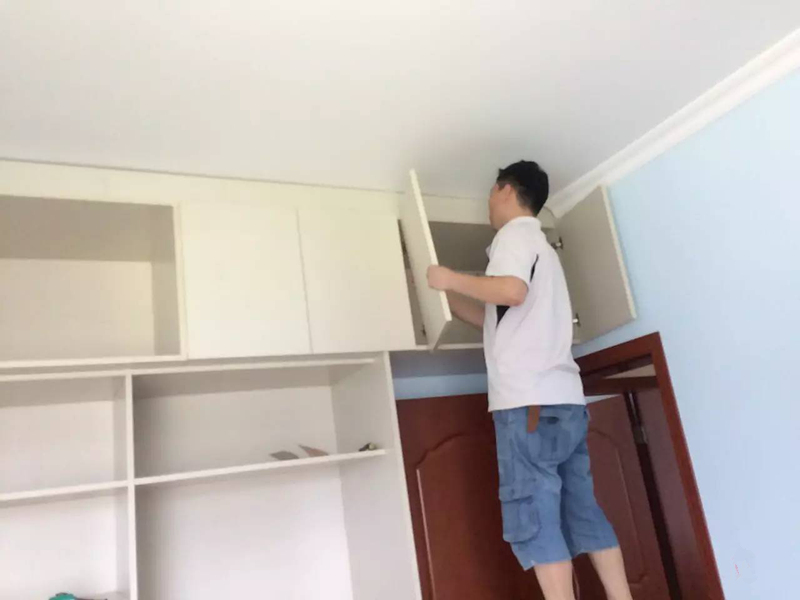 衣柜门关的时候太慢且有响声,衣柜门铰链有咯吱的响声怎么办