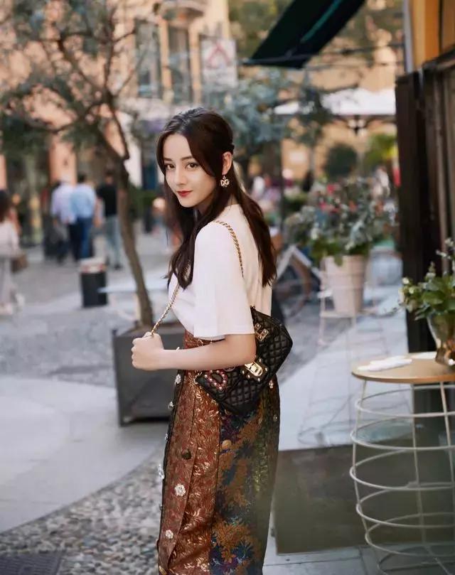 杨幂和热巴穿同款连衣裙,从杨幂赵丽颖到热巴肖战