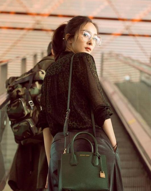 杨幂背过mk的哪款包,mk杨幂同款包深灰好看吗