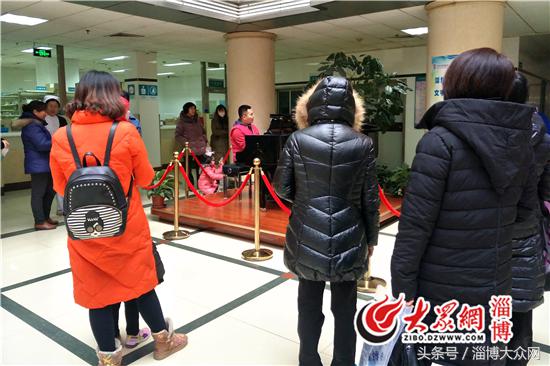 中心医院门诊大厅钢琴,淄博市中心医院西院区弹钢琴